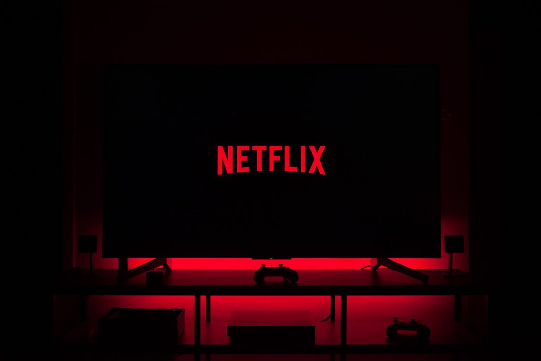 Netflix logo on a flat screen TV. Image obtained from Unsplash